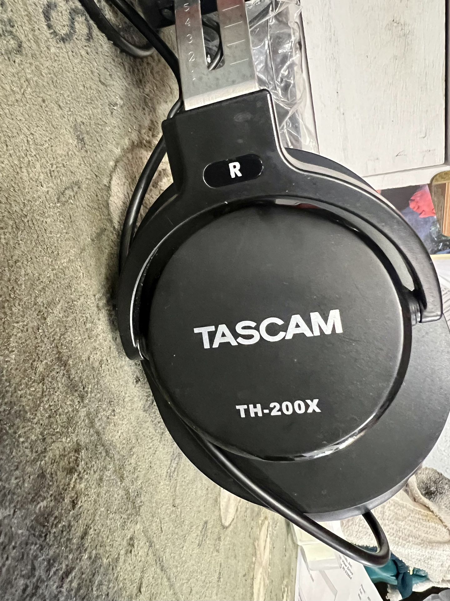 TASCAM TH-200x - Studio Headphones