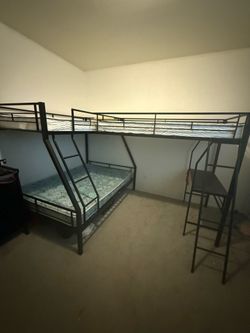 Triple bunk bed