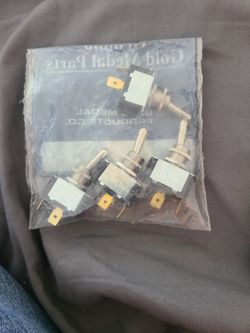 4 SWITCH  TOGGLE SPST #47201