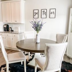 Sofía Vergara Round Dining Set (Table + 4 Chairs)