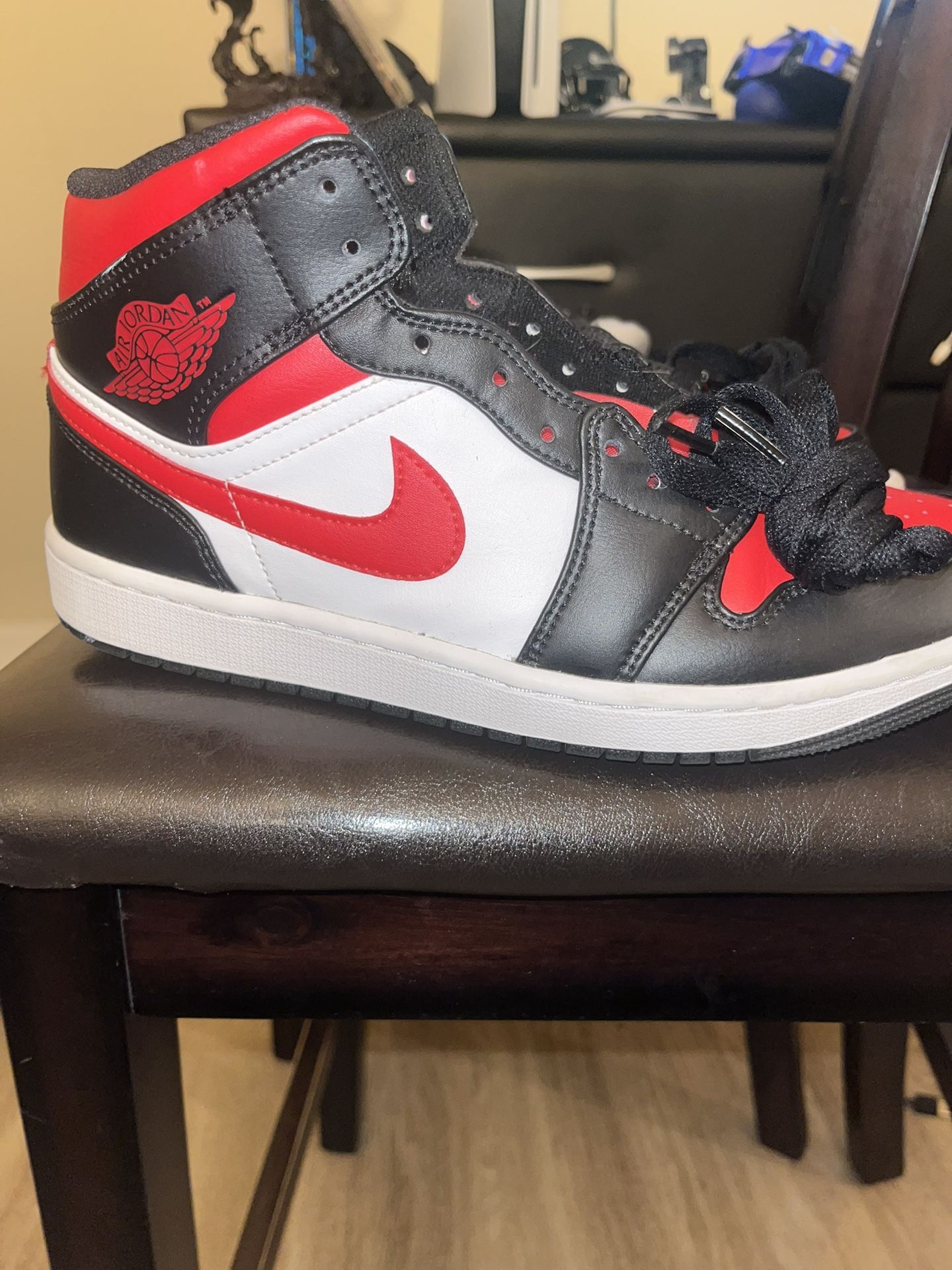 Jordan 1 Mid Red Black White