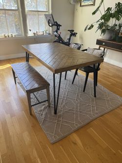 Great Condition Dinning Room Table Set!
