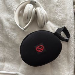 Headhones With Cloth Case.