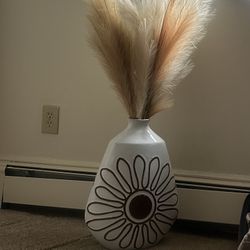Deco 79 Ceramic Floral Handmade Decorative Vase Daisy Centerpiece Vase, Flower Vase for Home Decoration