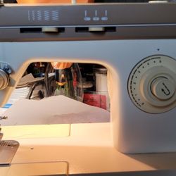Singer Sewing Machine. Please Read All The Items Description