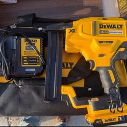 DEWALT 20V MAX XR Lithium-lon Cordless 18-Gauge Narrow Crown Stapler Kit with 2.0Ah Battery, Charger