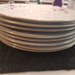 8 Dinner Plates and 8 Saucer Plates W/ Flower Design