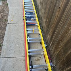 32 Ft Fiberglass Ladder 