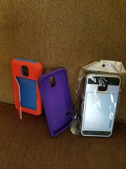2 interchangeable wallet cases and 1 regular case. S5.