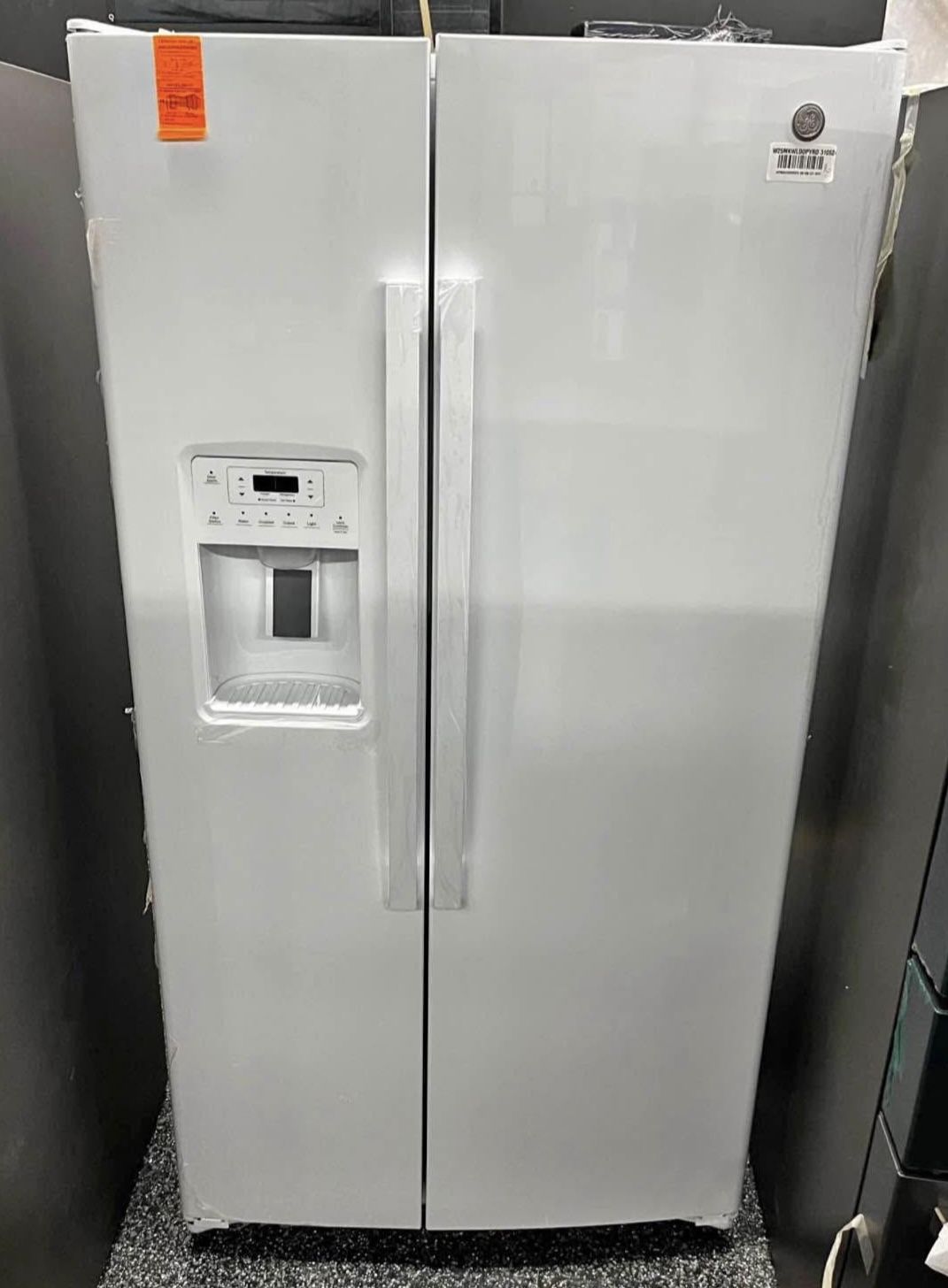 New Open Box GE White 2 Door Refrigerator Ice And Water