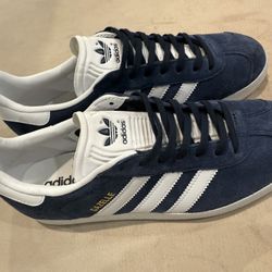 Adidas Size M   7 1/2