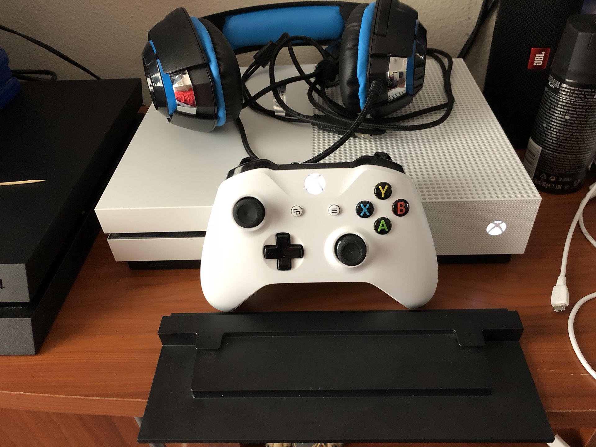 XBOX ONE S, 2 TB, HEADSET, 5 GAMES, CONTROLLER, STAND