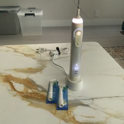 Braun OralB Electric Toothbrush With 2 Replacement Heads, Works Great - Pompano Beach
