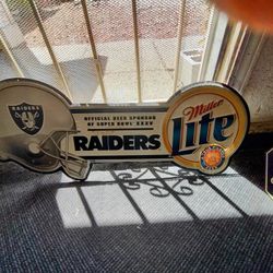 Raiders Sign 