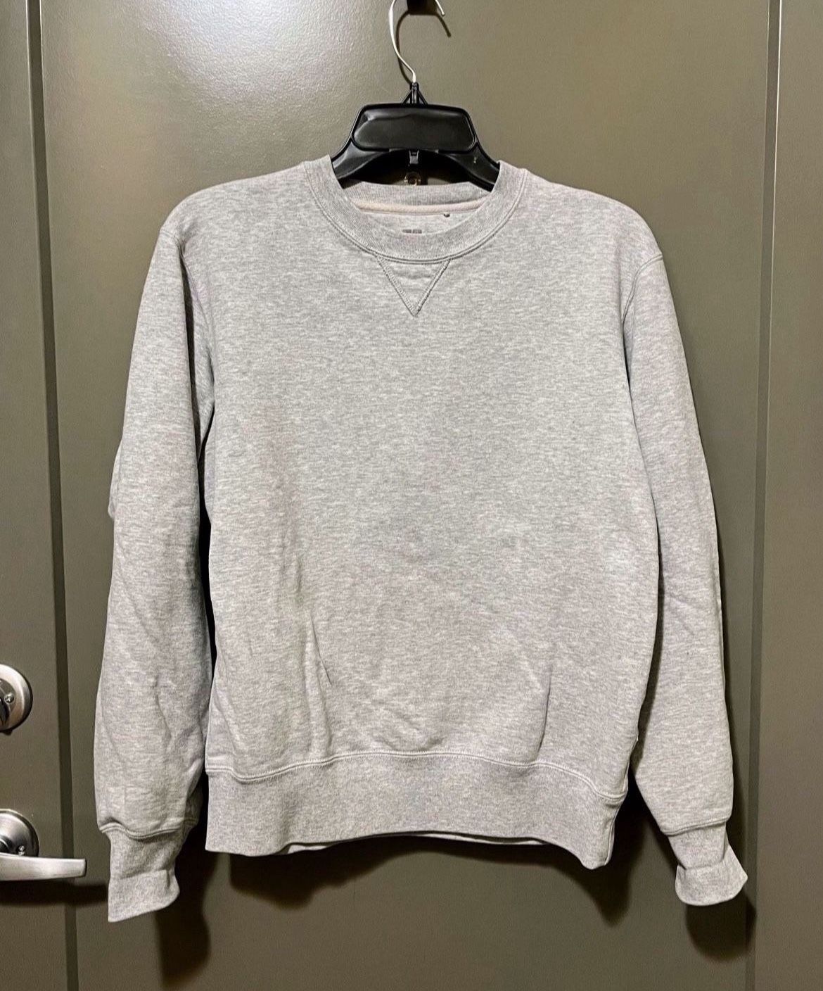 Men’s Small Sweatshirt By Uniqlo (Pick up🛒 In Bellevue)*Check out my Other Posts 🎁