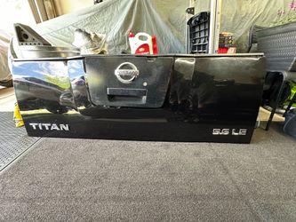 2008 Nissan Titan tailgate
