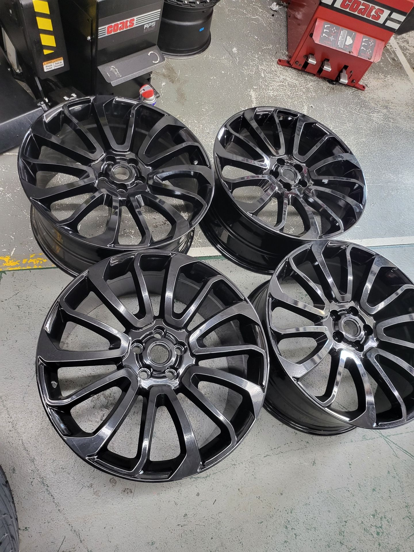4 Use Wheels 22 Inch Range Rover Or Land Rover Bolt Pattern Is 5x120
