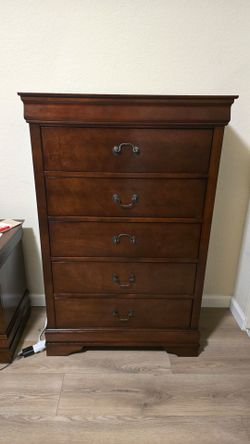 Wooden 5 Drawer Dresser