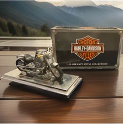 Harley Davidson Street Stalker 1:18 Die Cast Motorcycle - Maisto Avon Collectible - Chrome Silver Street Glide Style