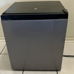 Hisense 1.6–1.7 cu.ft compact mini fridge  