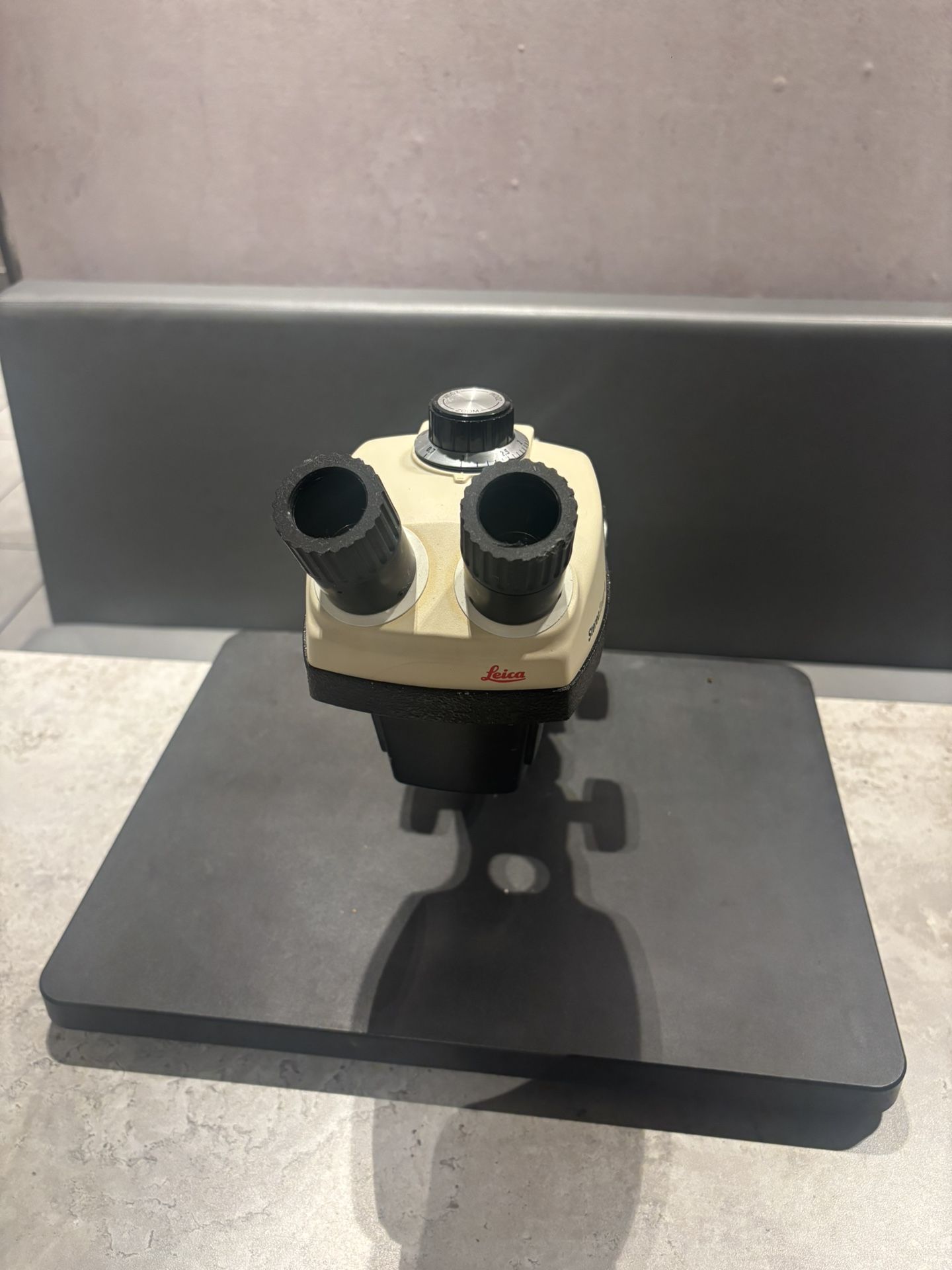 Leica StereoZoom 4 microscope 0.7-3X power W/10XW.F. and Manico M445 base