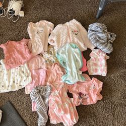 Lots of baby girl 15 pieces clothing, sleepers outfits. Like new condition size 6 Months 