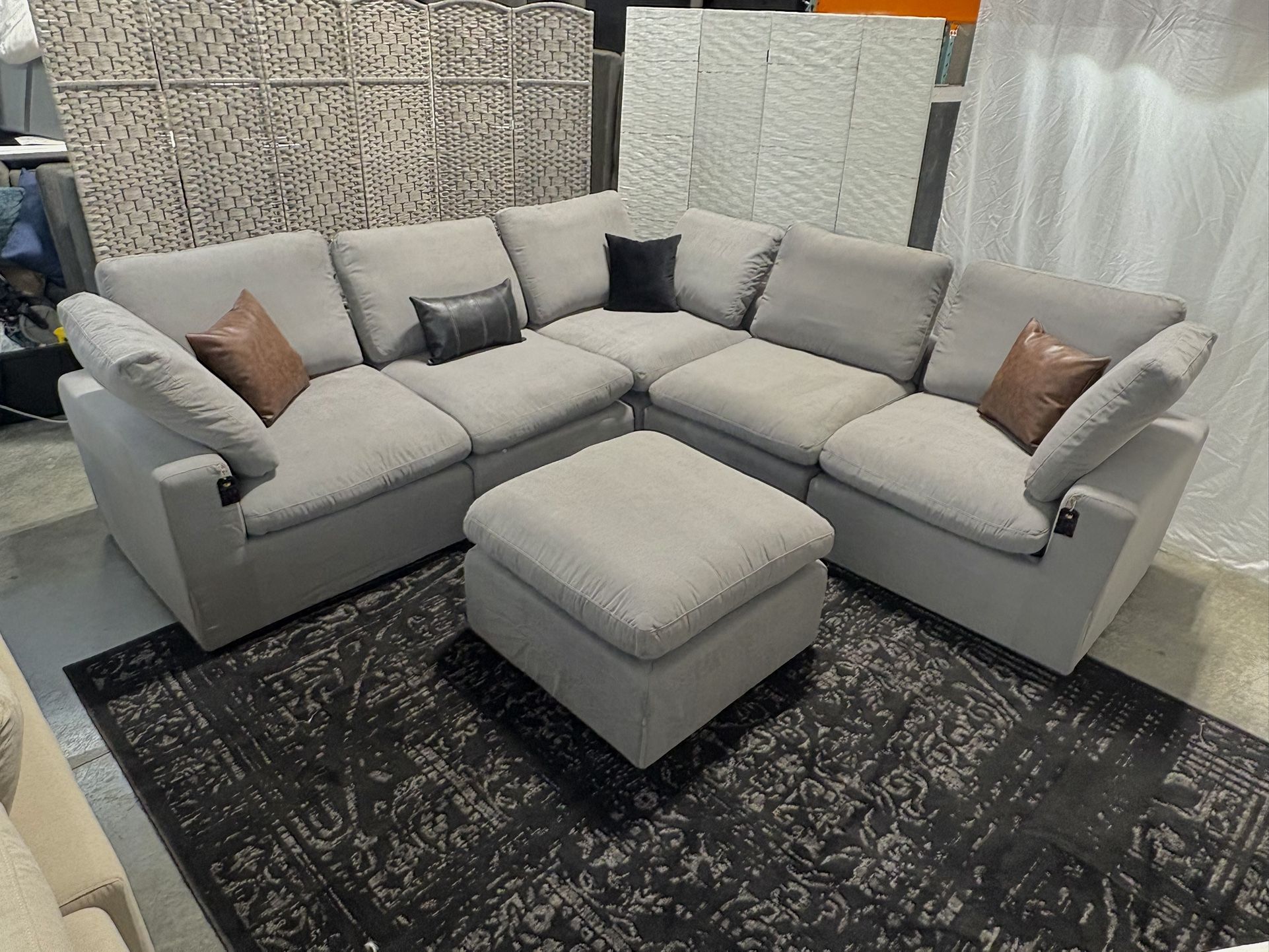 BRAND NEW 6-Piece Sectional (Free Delivery)
