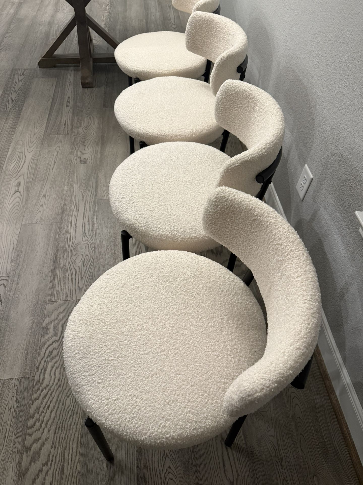 Set of 4 Modern Boucle Dining Chairs – Mid-Century Style with Curved Back & Metal Legs – Upholstered Accent Chairs for Kitchen, Living Room, or Vanity