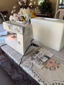 Great Pfaff 1040 sewing machine with accessories