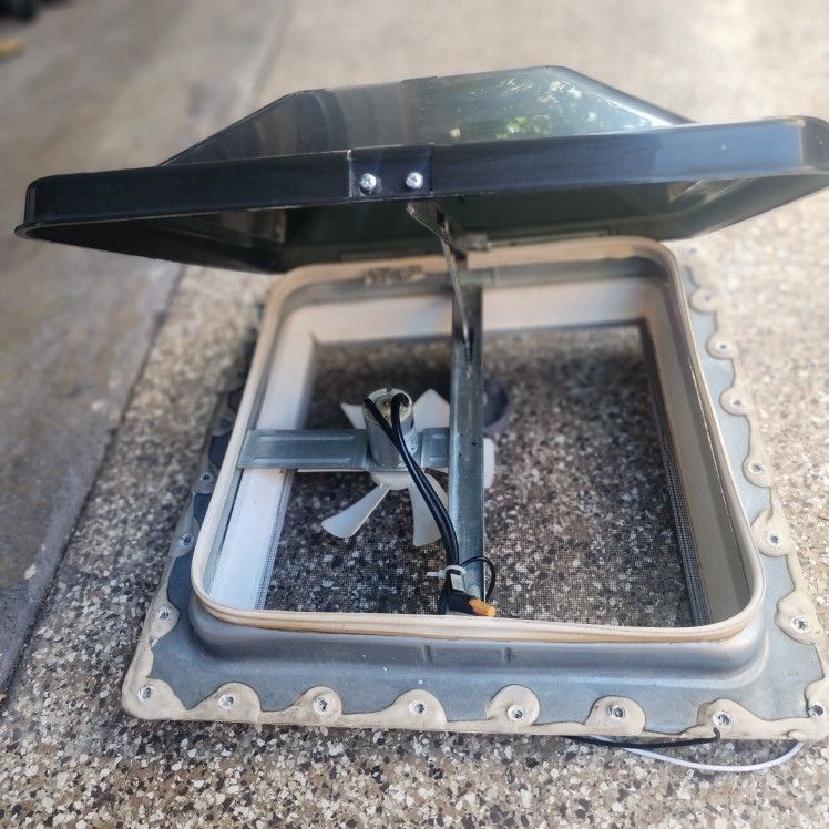 RV ROOF VENT  12 VOL 
