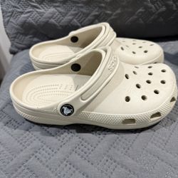 Crocs size 4w/6m only $10 as new 