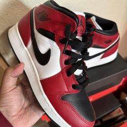 Jordan 1 Mid Chicago