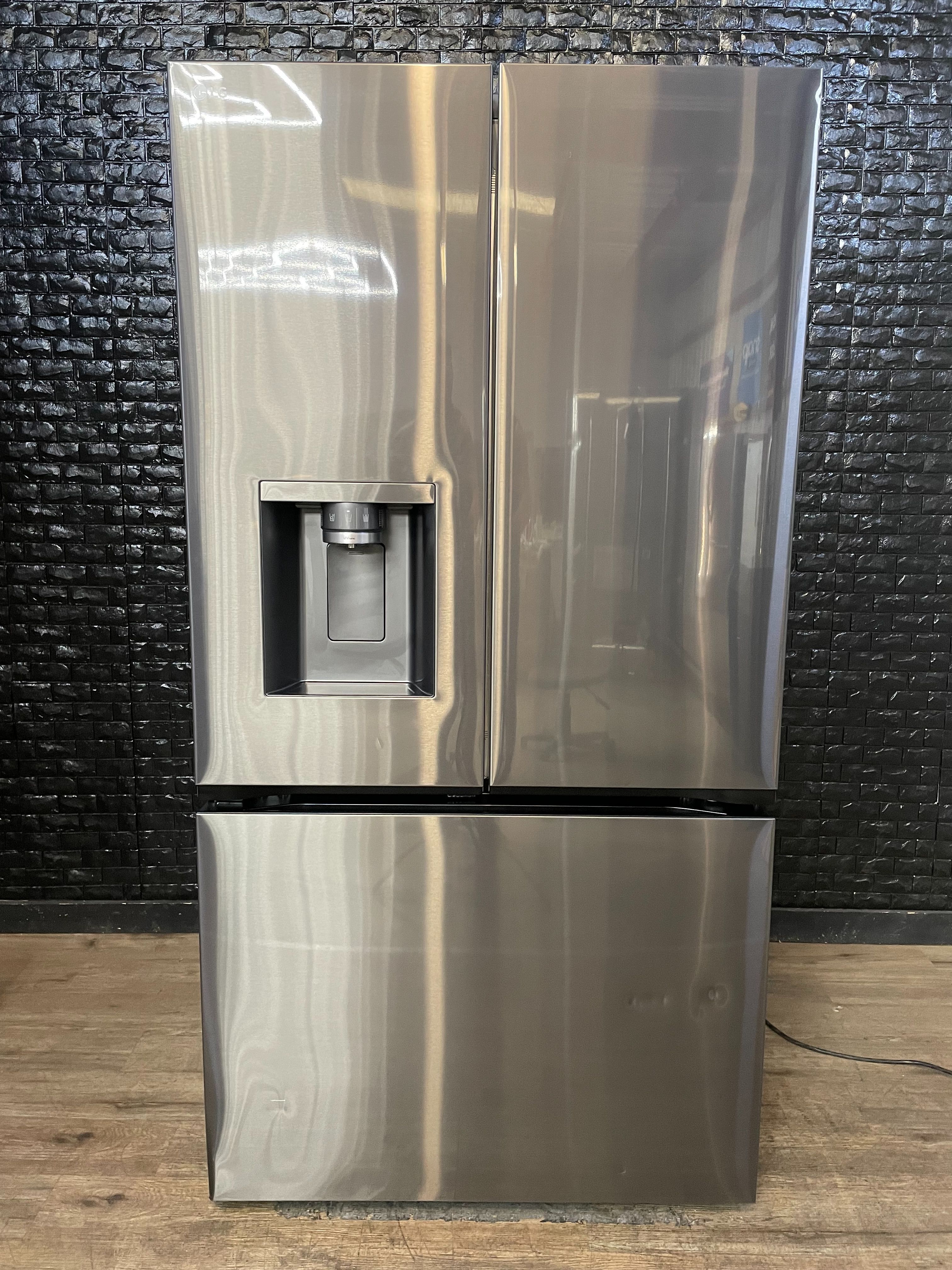 Comes with 1 year warranty. Model # LRYXC2606D 26 CU FT