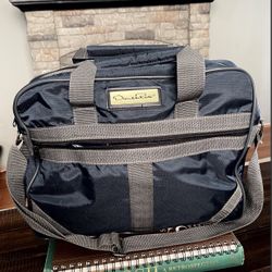 Men’s Vintage 80’s Óscar De La Renta travel bag. Medium size travel bag great vintage condition. Side zipper doesn’t zip. Has an adjustable strap. Nav