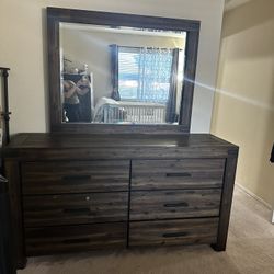 Dresser With Mirror