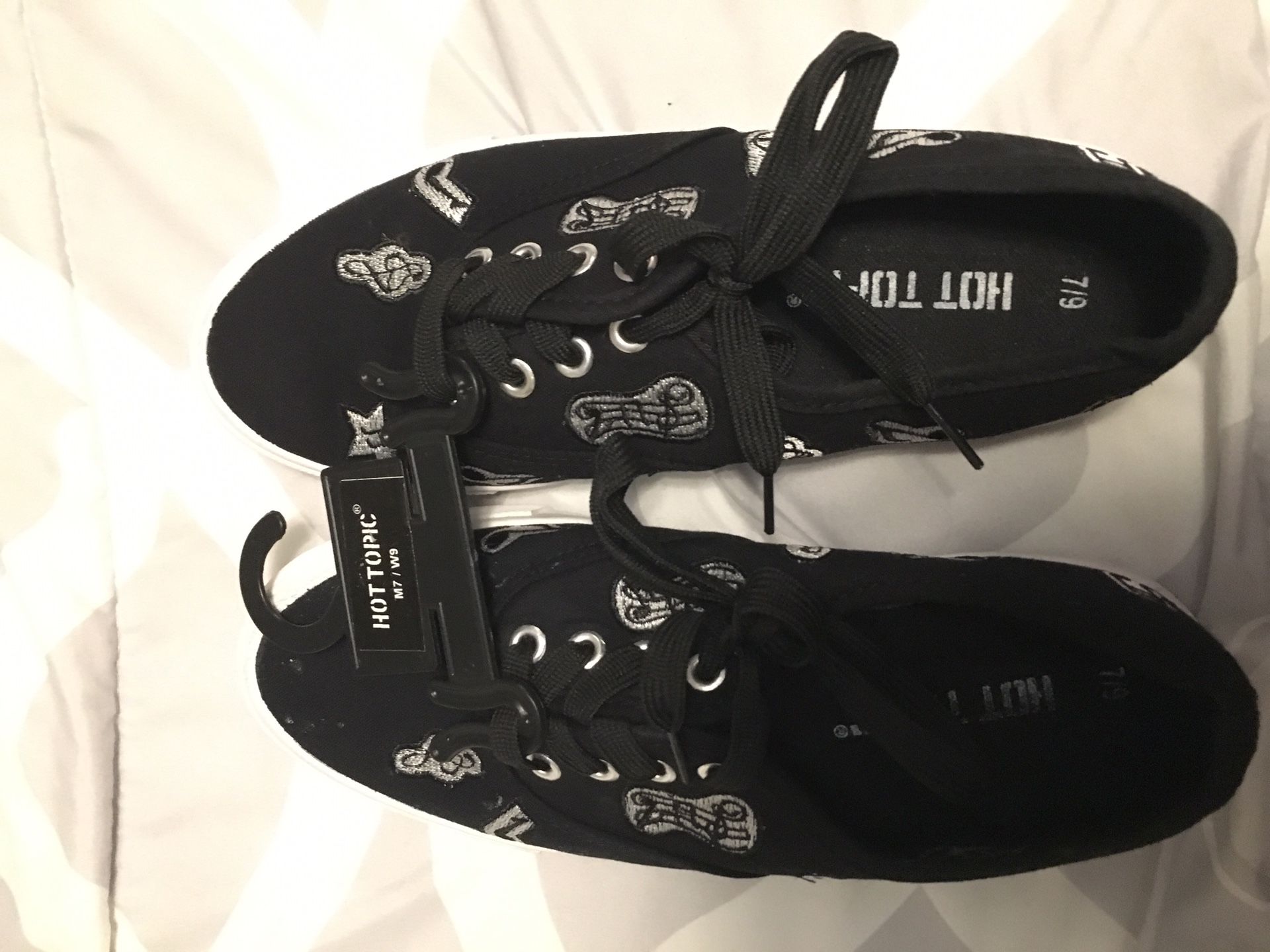 Sneakers men’s 7 women’s 9 for Sale in Medford, NY OfferUp