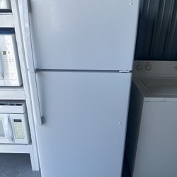 GE Refrigerator (1 Month Warranty)