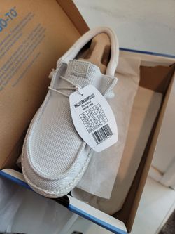 Men's Hey Dudes size 9 brand new