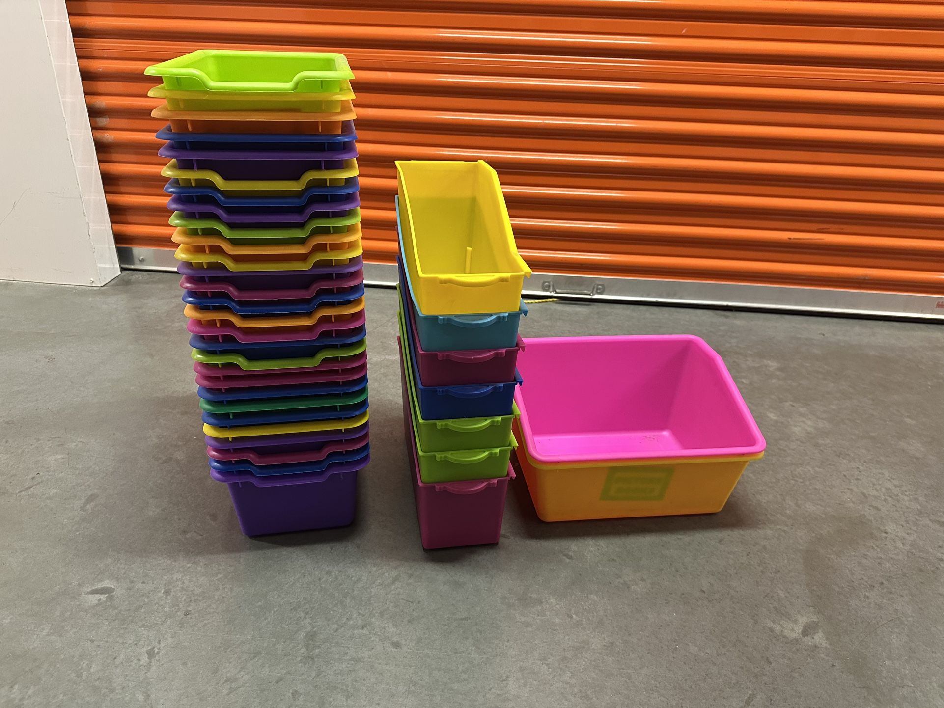 Plastic bins/Tubs Set