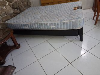 Queen bed.
