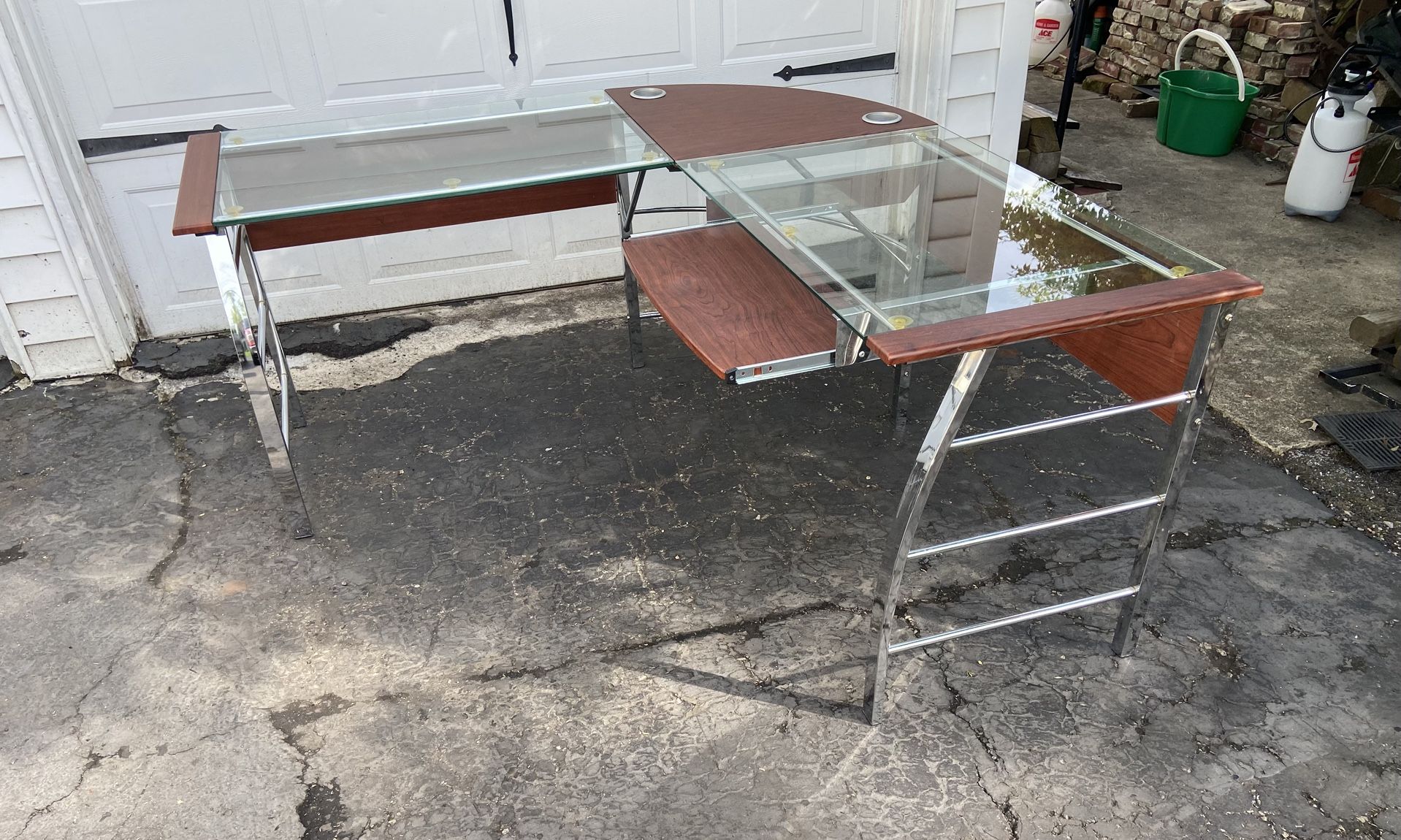 Stylish L-shape desk