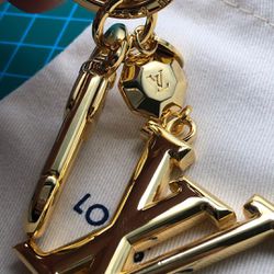 louis-vuitton key chain authentic