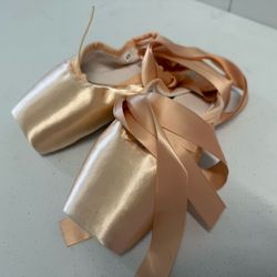 Ballet Pointe Dance Shoes Size 40 W (size 8.5)