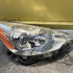 2012-2014 TOYOTA PRIUS C RH HEADLIGHT OEM