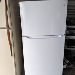 Refrigerator Frigidaire. DELIVERY 🚚 AVAILABLE.