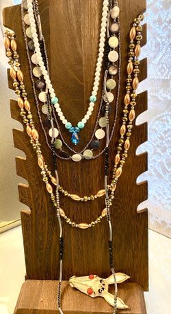 Vintage Lot of 5 Pieces Of Necklaces And Brooch