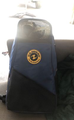 US divers set scuba gear