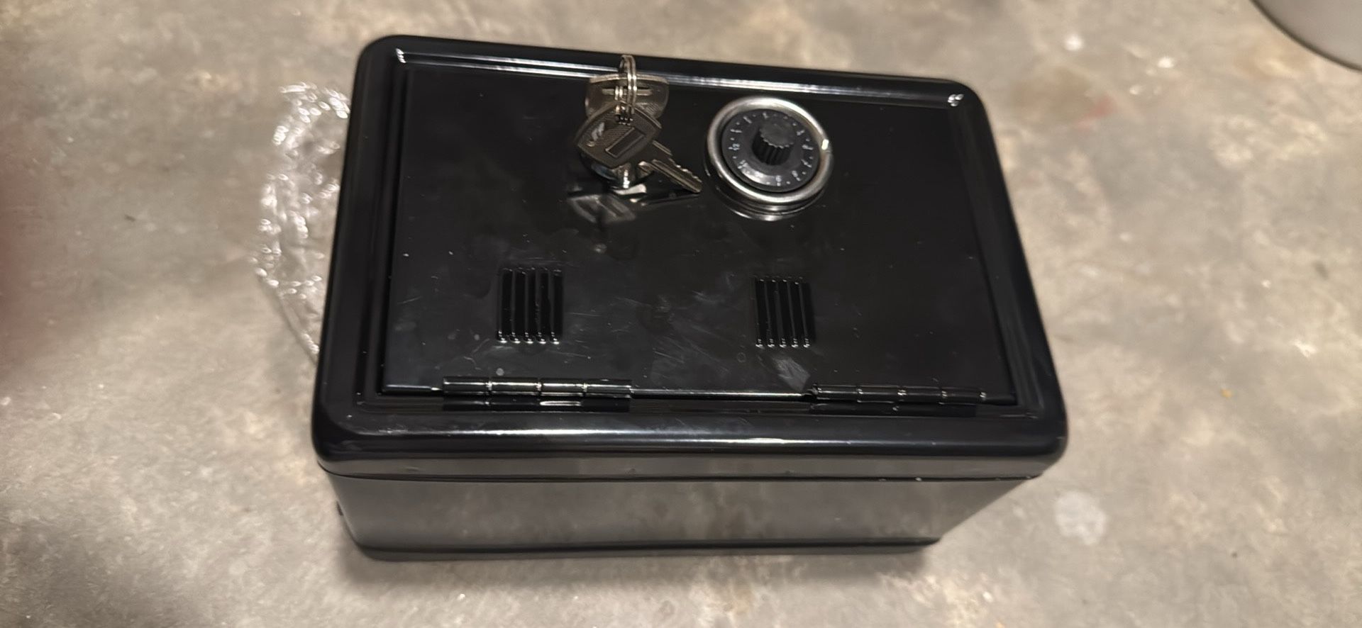 1pc Box Metal Piggy Bank Metal Savings Box Storage Toys Metal Money Box Novelty Coin Bank Money Container Sundries Storage Box Children's Piggy Bank P