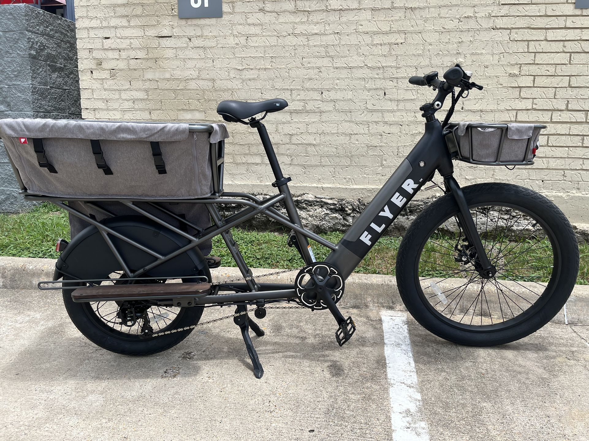 Like New - L885 Cargo E-bike By Flyer