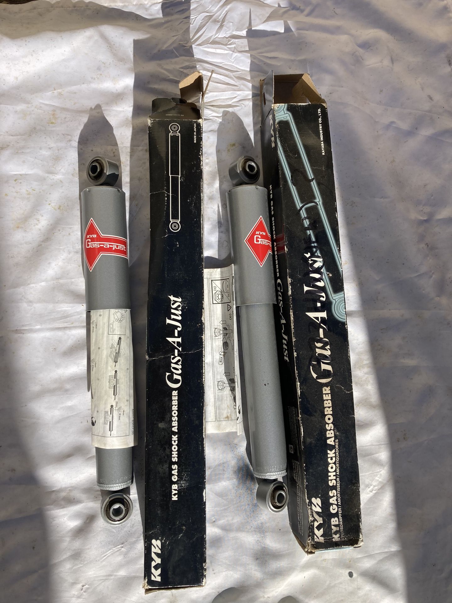 VW  KYB Shocks(pair/ new)